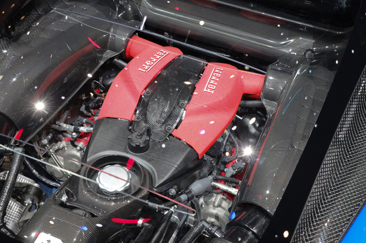 フェラーリF8トリブート（3.9リッターV8ツインターボエンジン）