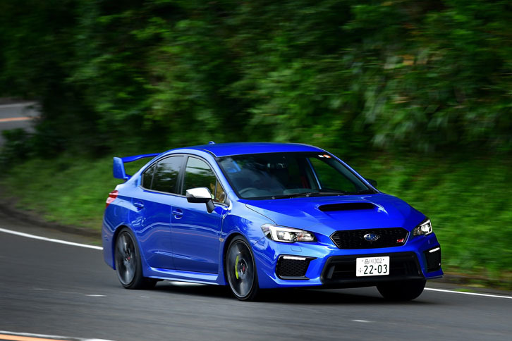 ステアリングアシストには油圧式を採用。ステアリングギア比は13：1。