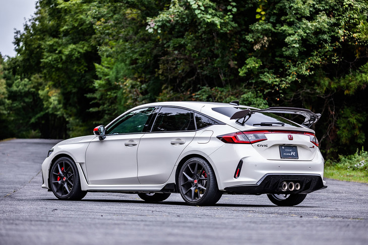 ホンダアクセスが開発した「テールゲートスポイラー」や「ドアミラーカバー」などのアクセサリーパーツが装着された「シビック タイプR」。