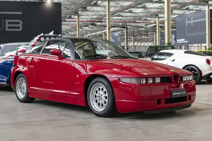 1989年に発表された「アルファ・ロメオSZ」。15年ぶりによみがえったアルファ・ロメオのザガートモデルで、今回はアルファ・ロメオとフィアット、ザガートが共同で仕上げたといわれる。実際、フロントマスクを中心に先代とは打って変わってアクの強いデザインで、モンスターというニックネームがつけられたほど。シャシーやパワートレインは「75」から流用された。