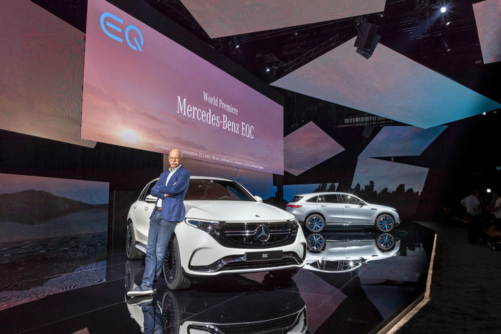「メルセデス・ベンツEQC」とダイムラーのディーター・ツェッチェ会長。