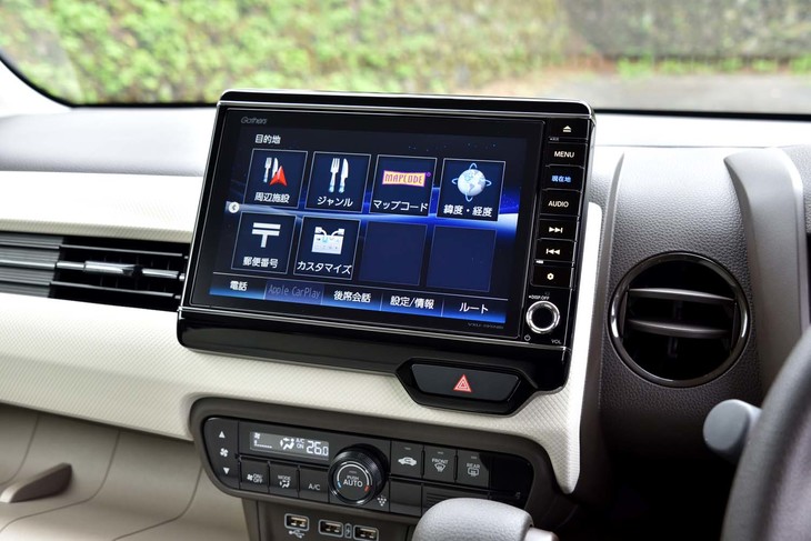 8インチの大画面がポイントの、純正カーナビゲーションシステム。20万9000円の販売店オプションとして用意される。