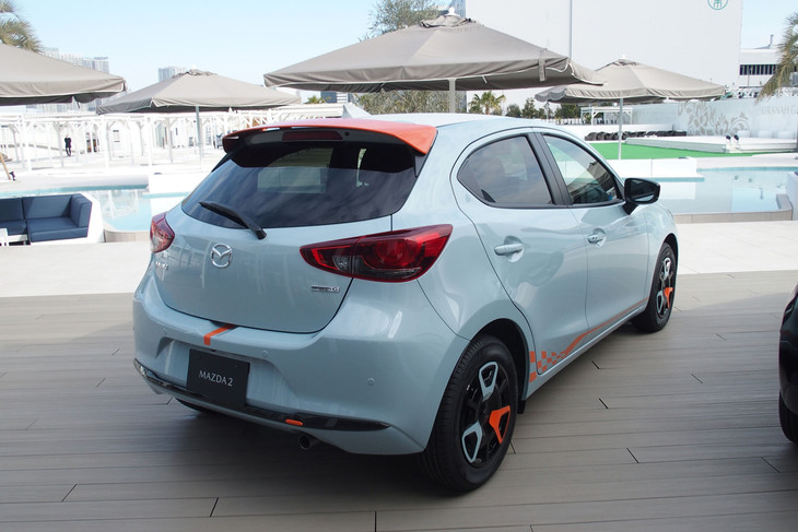 マツダ2 15 BD ROOKIE DRIVE架装車（リアビュー）