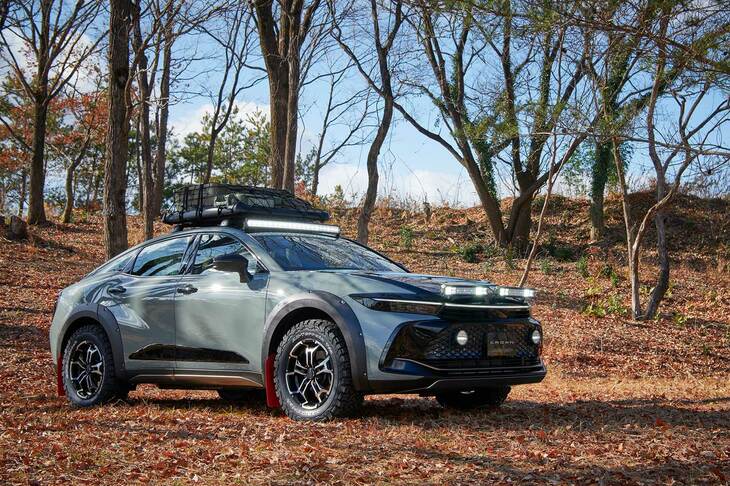 2023年1月の東京オートサロンと併催された東京アウトドアショーで初披露された「クラウン クロスオーバー アウトドアコンセプト」。コンセプトカーとあって、今回市販版される「RS“ランドスケープ”」よりも太いタイヤやワイルドな仕立てのオーバーフェンダー、大型のLEDフォグランプなどが採用されている。