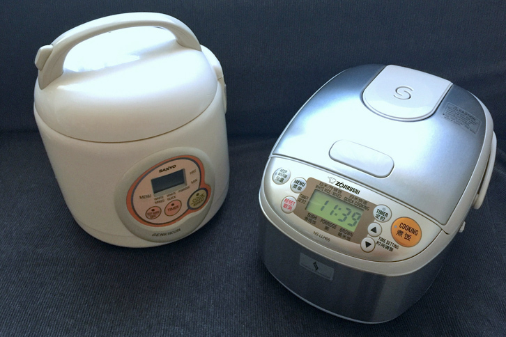 2016年12月、東京で買ってきた「象印製海外仕様炊飯器」（写真右）。漢字の表記は、中国語簡体字である。