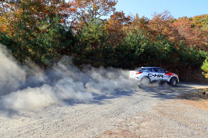 特設コースの林道を機敏に走る「C-HR AP4」。そのあまりのカッコよさに、市販モデルのC-HRにもラリーを想起させるグレードがあってもよいのでは？　と思ってしまった。