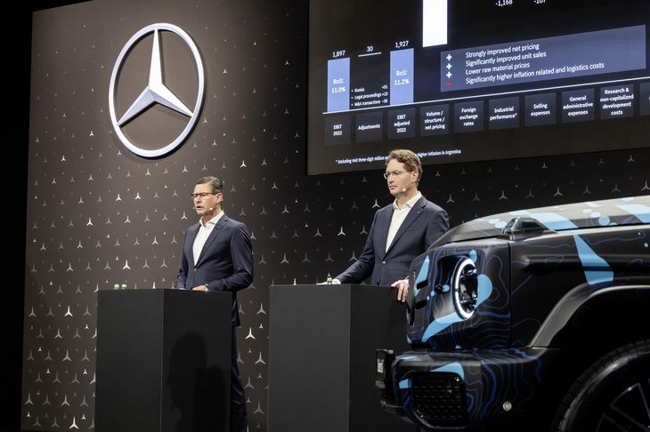 2024年2月22日（欧州現地時間）に開かれたメルセデス・ベンツグループAGによる2023年の決算会見に、最高財務責任者のハラルド・ヴィルヘルム氏（写真左）と取締役会長オラ・ケレニウス氏（写真右）が登壇。ケレニウス氏は「2030年までに全車BEV化する」という計画の撤回を表明した。