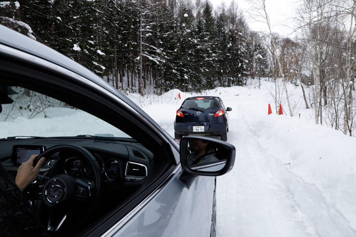 圧雪や凍結、ウエットなど、林道コースの路面は場所によって大きく異なり、試乗ではさまざまな状況におけるクルマの挙動を確かめることができた。