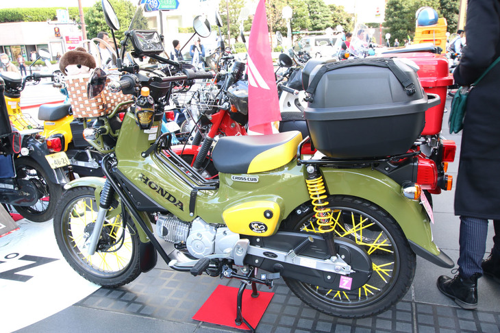 2017年にモデルチェンジした「クロスカブ」。50ccと110ccモデルがあり、ネタ元は“ハンターカブ”。かつてのモデル同様に、日常の足からレジャーまで幅広く対応可能な自由さを備える。