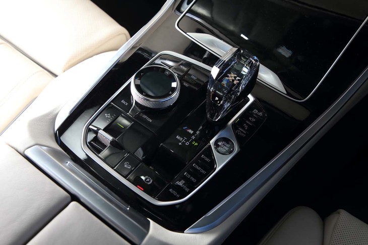 トランスミッションは8段のトルコン式AT。最新のBMW車ではおなじみのクリスタルガラス製シフトレバーを装備する。