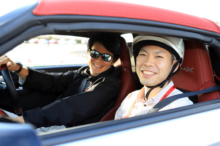 フィナーレイベントは、「S660モデューロX」の限界性能を垣間見る同乗走行体験。「スポーツカー走行」のコースは午前と午後の2部に分かれており、午前の部では土屋圭市さんと道上 龍選手が、午後の部ではスーパー耐久のチームメイトである中野信治選手と大津弘樹選手がドライバーを担当した。写真のドライバーは中野選手。