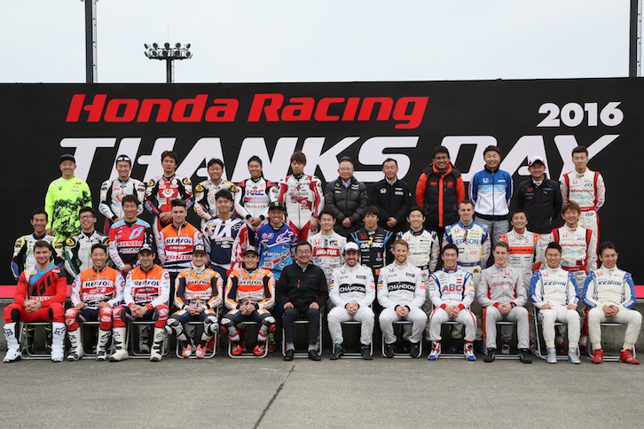 「Honda Racing THANKS Ceremony」のあと、八郷隆弘社長とともに記念撮影するHondaドライバーとライダー、そして、監督たち。