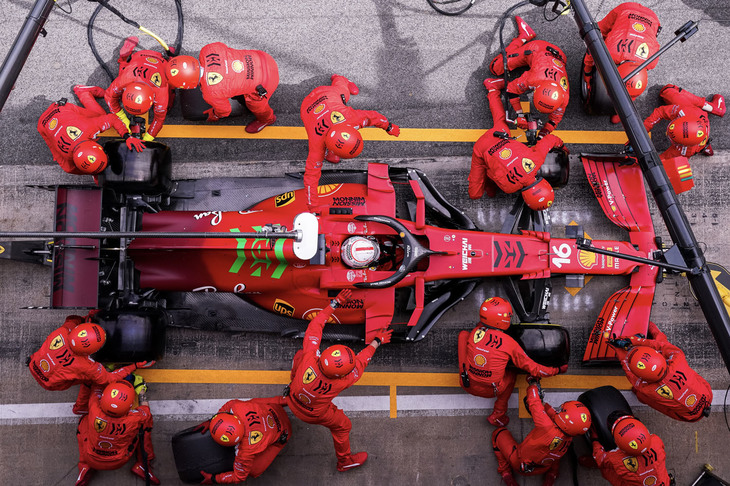 優勝争いには絡めないものの、予選では中団勢トップの速さをみせているフェラーリ。シャルル・ルクレール（写真）は、今季4戦して3回目の4番グリッドから、スタートでボッタスのメルセデスを抜き3位に上がるもピットストップのタイミングで4位に戻りそのままゴール。レースペースにも明るい兆しが感じられる一戦だった。カルロス・サインツJr.（写真）は、予選6位から1つ落ち7位フィニッシュ、デビュー以来7年間、母国スペインGPで連続入賞を果たしたことになる。フェラーリはマクラーレンの5点後方、コンストラクターズランキング4位につけている。（Photo=Ferrari）