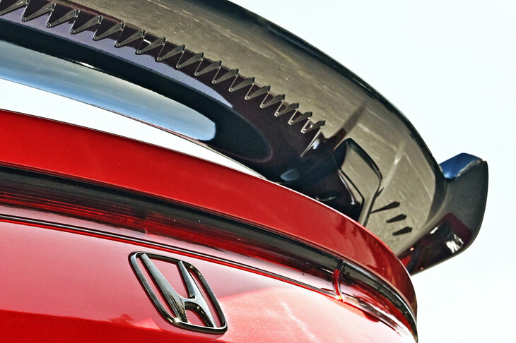 この製品の特徴となるのが、ウイング裏面にあるギザギザの段差だ。