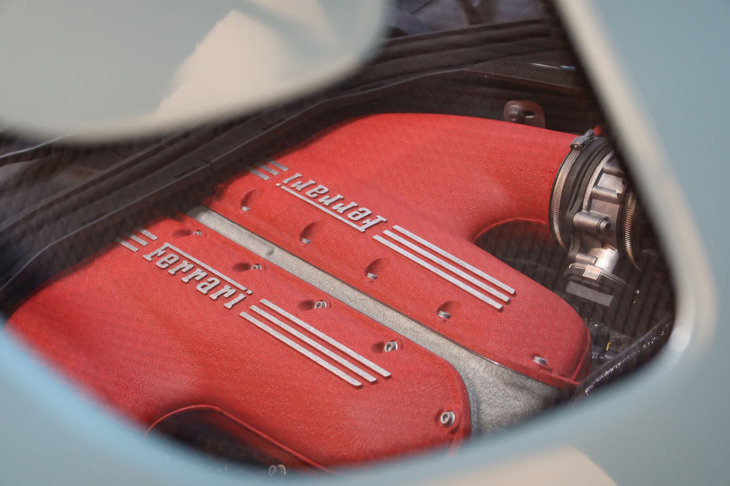 フェラーリ12チリンドリ（ボンネットのエアスクープ越しに見たエンジン）