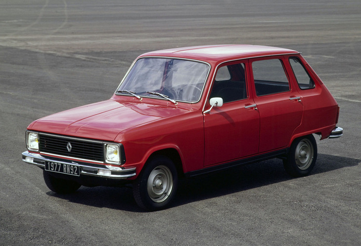 「ルノー6」は1974年にフェイスリフトを受けて角形ヘッドライトになる。そして車格が重なる「ルノー5」に5ドアが追加される1979年までつくられた。