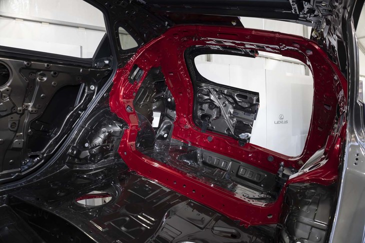 新型「NX」のカットモデルより。リアゲートまわりには2重の環状構造を追加している。これはNX全車で採用。