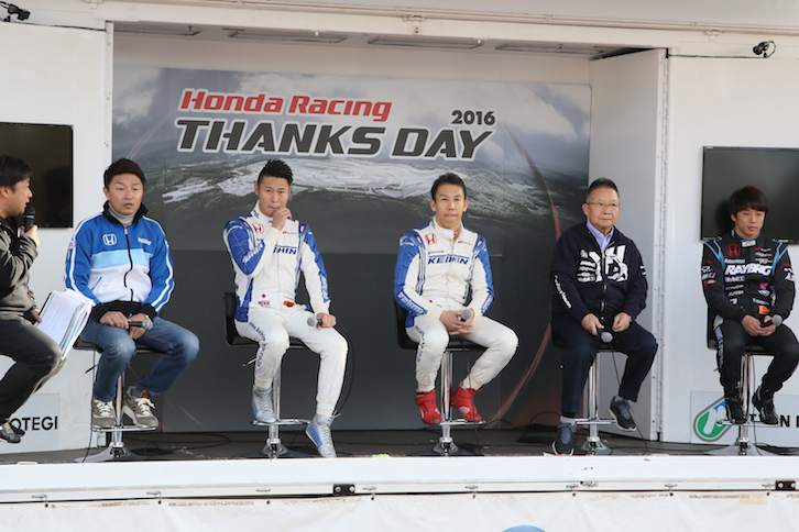 SUPER GTで活躍する監督とドライバーによるトークショー。第1部はKEIHIN REAL RACINGの金石勝智監督、塚越広大選手、小暮卓史選手、TEAM KUNIMITSUの高橋国光監督と伊沢拓也選手が登場。監督から見たドライバーの印象など、ふだん聞けない話で会場を沸かせた。