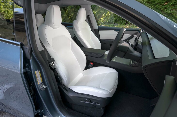 オプションの、ツートンの内装色が用いられた試乗車のインテリア。今回の改良により、フロントシートにはベンチレーション機能が追加された。（ヒーターは全後席ともに従来型から標準で装備）