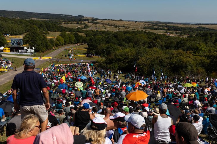 「パンツァープラッテ」では2つのステージが、時間差をつけてほぼ同時進行で行われる。取材する側はアタマが混乱します。