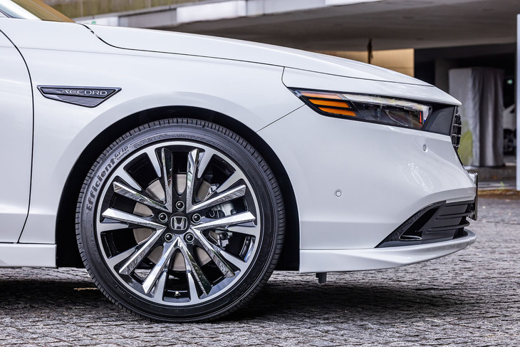 ホンダ・アコード純正アクセサリー装着車両「ツーリングライン」（19インチフロントホイール）