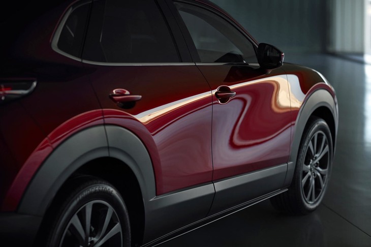 サイドパネルは、くっきりとしたキャラクターラインではなく、ゆるやかな面で美しさをアピール。新型「マツダ3」にも見られるデザイン処理である。