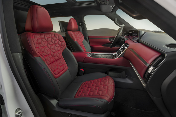 ダイヤモンドを複雑に組み合わせたキルトのパターンが新しい。赤外線センサーで乗員の体温を検出し、エアコンの温度を自動調整する高度なシステムを搭載している。