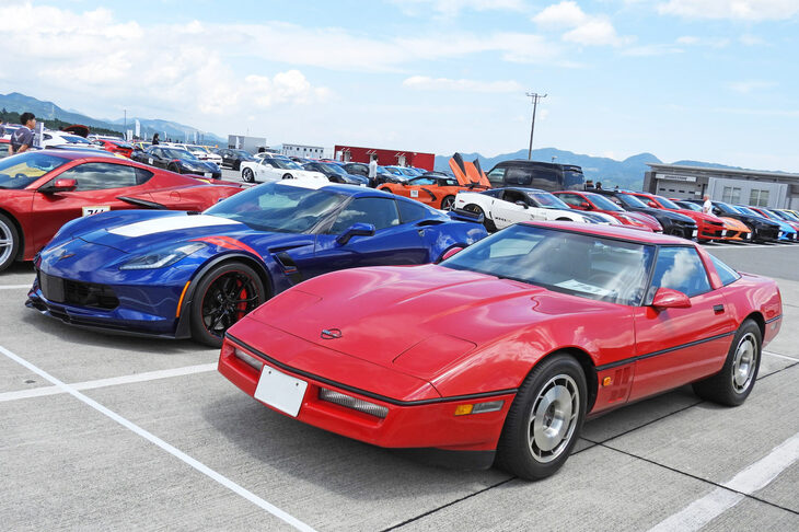 往年の名車として名高い“C4”こと4代目「シボレー・コルベット」（写真右）。今見てもカッコいい。