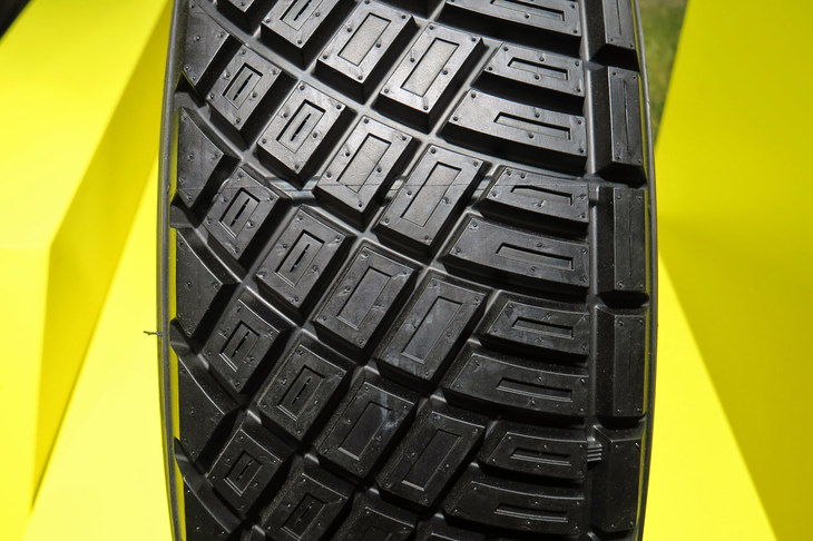 ラリーやダートトライアルで使用する「ディレッツァ88R DT」。