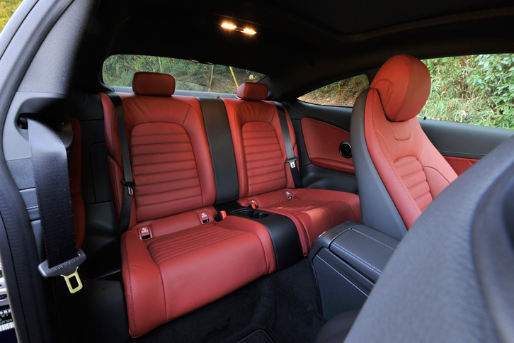 リアシートの様子。着座位置はいくらか低いものの、セダンとほぼ変わらない居住性を備えている。