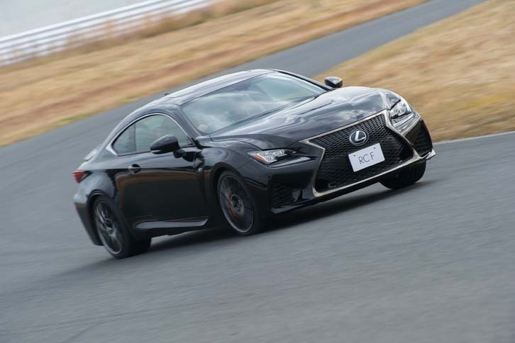 「RC F」は5リッターV8自然吸気エンジンを搭載。最高出力477ps/7100rpm、最大トルク54.0kgm/4800-5600rpmを発生する。