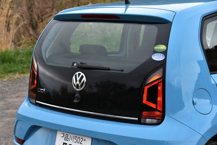 リアコンビランプのデザインは、大きな変更点のひとつ。赤と黒を対比させたカラーリングは、どこかステンドグラスを思わせる。