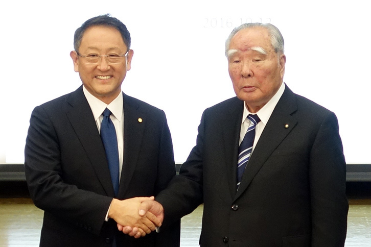 トヨタ自動車の豊田章男社長（左）と、スズキの鈴木 修会長（右）。2016年10月12日の記者会見より。