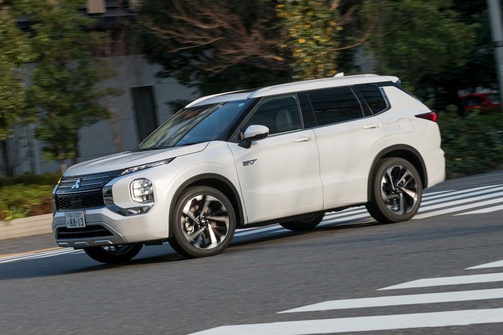 駆動用モーターの最高出力はフロントが116PSでリアが136PS。充電した電気やエンジンが発電した電気、回生で発生した電気などによって、ほとんどの状況でモーター駆動となるのが特徴だ。