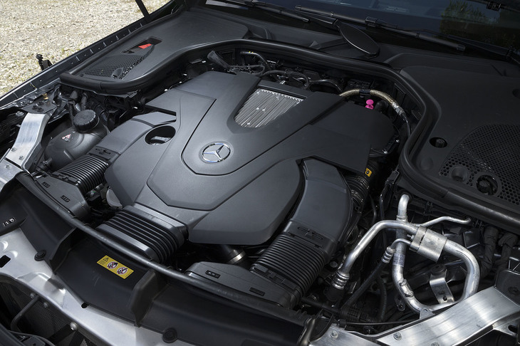 搭載される3リッターV6ツインターボエンジンは、最高出力333ps、最大トルク480Nmを発生。9段ATとの組み合わせで、車体をスムーズに加速させる。