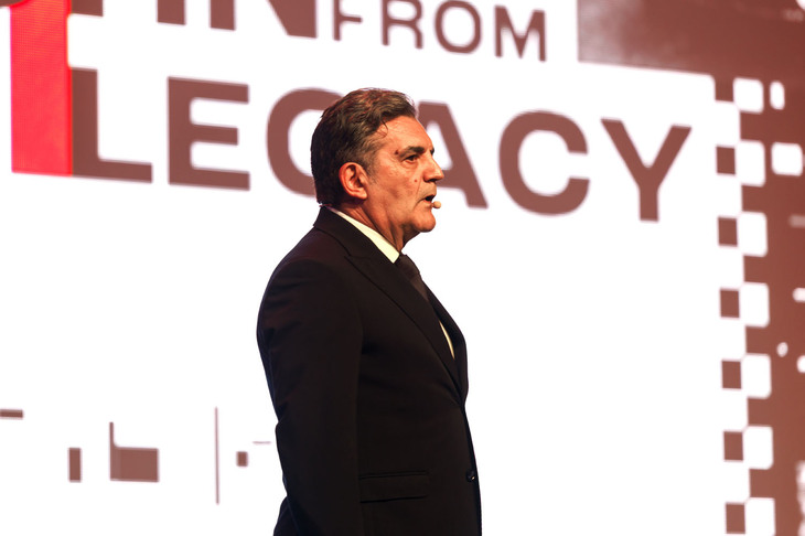 「フェラーリ849テスタロッサ」の発表イベントに登壇したフェラーリ・ジャパン代表取締役社長のドナート・ロマニエッロ氏。