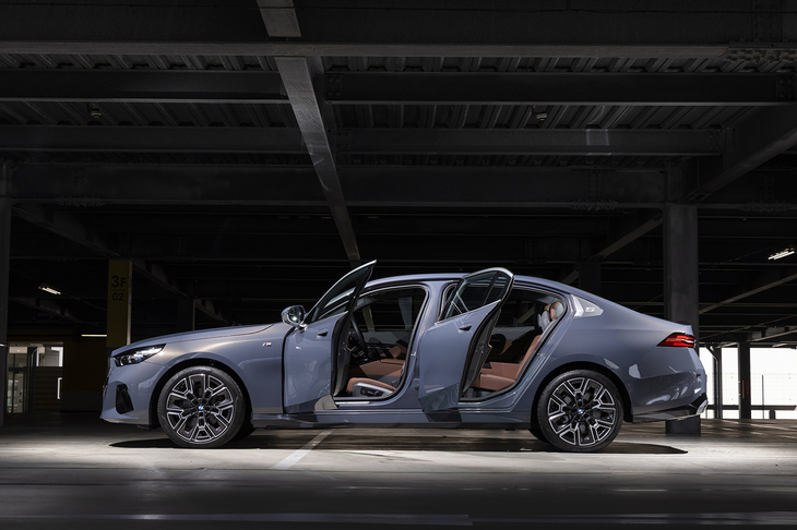 前後のドアを開けてみる。「7シリーズ」のような運転席からすべてのドアの開閉をコントロールできる機能は備わっていない。