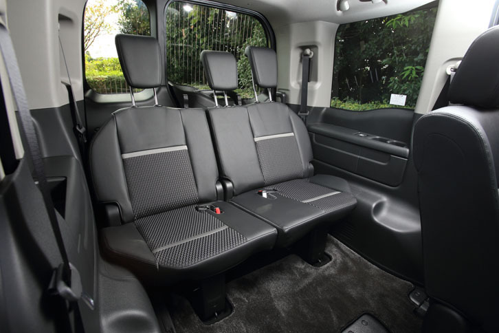 定員3人の3列目シートは、6：4の分割式。簡単な操作で床下に収納することができる。