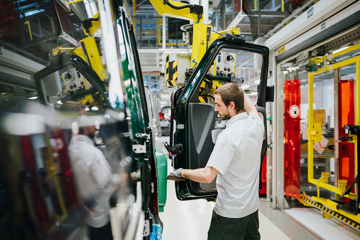 「Gクラス」の生産が需要に追い付かず、ラインを止めることができない。そのため生産設備の刷新ができず、いまだに工程のほとんどが手作業だ。