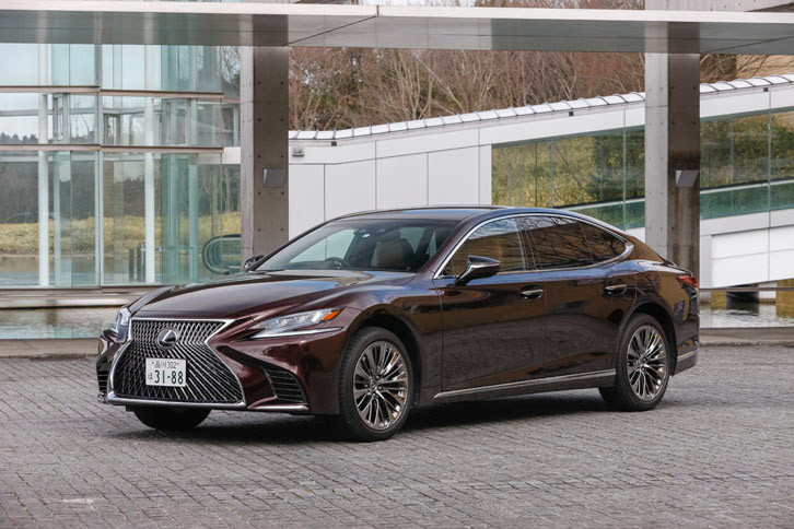 2017年10月にハイブリッドモデルから販売が開始された新型「LS」。全長と全幅は先代より一回り大きく、全高を15mm低くすることで、ワイド＆ローなスタンスを強調している。写真は最上級グレードの“エグゼクティブ”。ボディーカラーはソニックアゲート。
	 