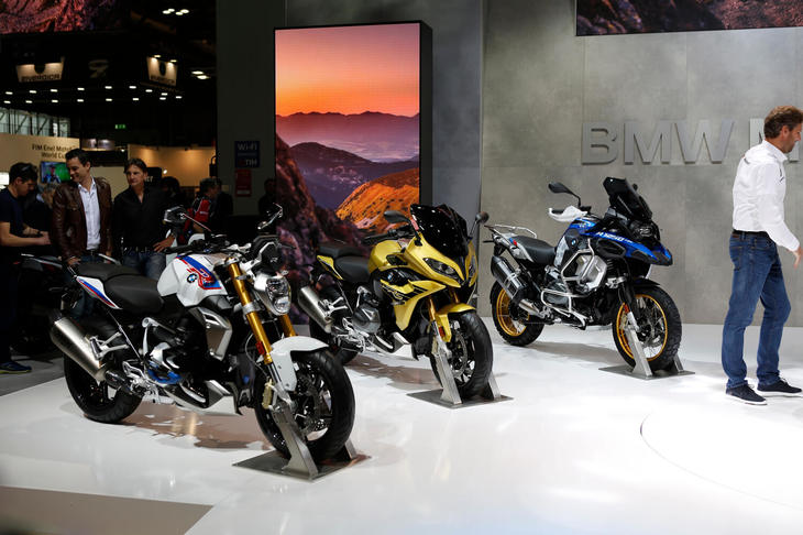 BMWは、「シフトカム」と名付けた独自の可変バルブ機構付きエンジンを搭載した「R1250ST」（写真中央）と「R1250R」（写真左）を発表。これにより、先に発表した「R1250GS」（写真右）および「R1250RT」を含め、水冷フラットツインエンジンを搭載する“R”シリーズは、すべてシフトカム付きの新型エンジンとなった。