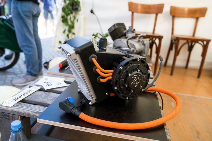 これがSECOND RIDEの動力ユニット。上部の筒状のパーツが、キャブレターのピストンを挿入するセンサーユニットの入り口。奥にボンヤリと見えるのは、SIMSONの2ストロークエンジンだ。