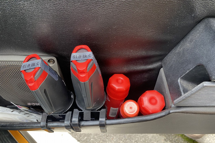 恩人・Kさんの「ポルシェ911」に搭載されている携帯消火器の数々。「フェラーリ328」炎上事件を受けて増量したという。万が一の際にすぐに取り出せるよう、ドアポケットがその定位置となっていた。