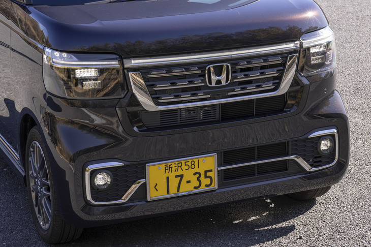 メッキ調のフロントグリルとLEDフォグライト＆フォグライトガーニッシュでより印象的な顔つきにカスタマイズされた「N-BOXカスタム プレミアムスタイル」。