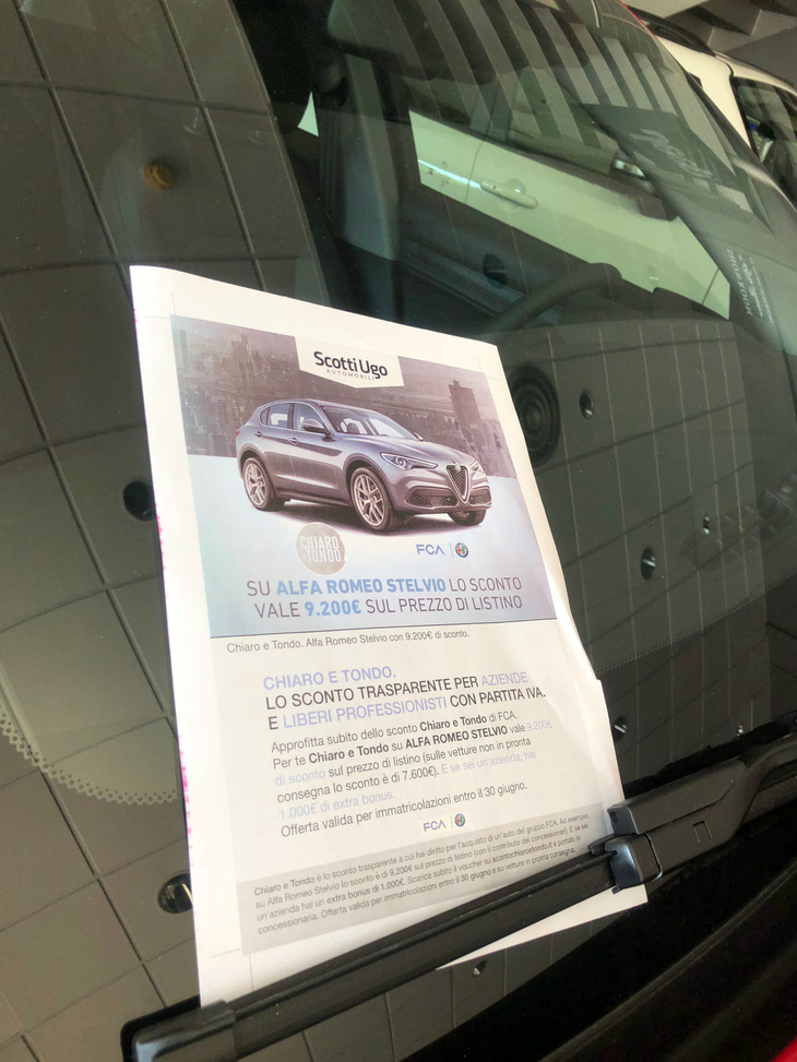 フロントウィンドウに掲げられていたのは、社用車や自営業者に向けた優待価格の案内。期限は6月末。夏休み前までが勝負だ。