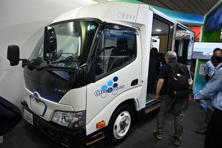 日野の「デュトロZ EV」をベースに、移動式のオフィスとしたコンセプトモデル「デュトロZ EVモバイルオフィス」。野外イベントや災害時の現場管制室として利用できるという。