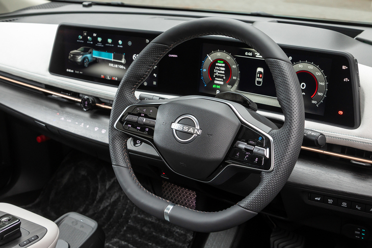 半自動運転の「プロパイロット2.0」はステアリングスイッチなどとセットのオプションで装着できる（48万1800円）。右スポークには車線変更ボタンが備わっている。