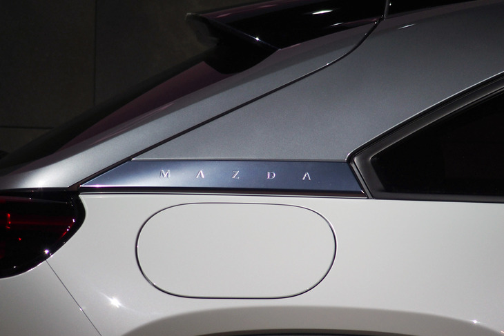 Cピラーの付け根に「MAZDA」の文字が入っている。