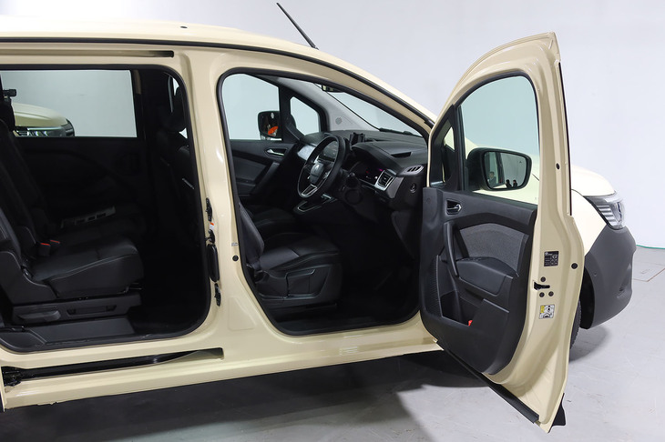 ルノー・グランカングー クルール（フロントドアを最大85度まで開いた様子）