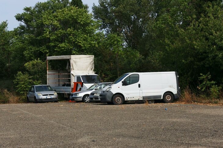 駐車場には数台が放置されている。